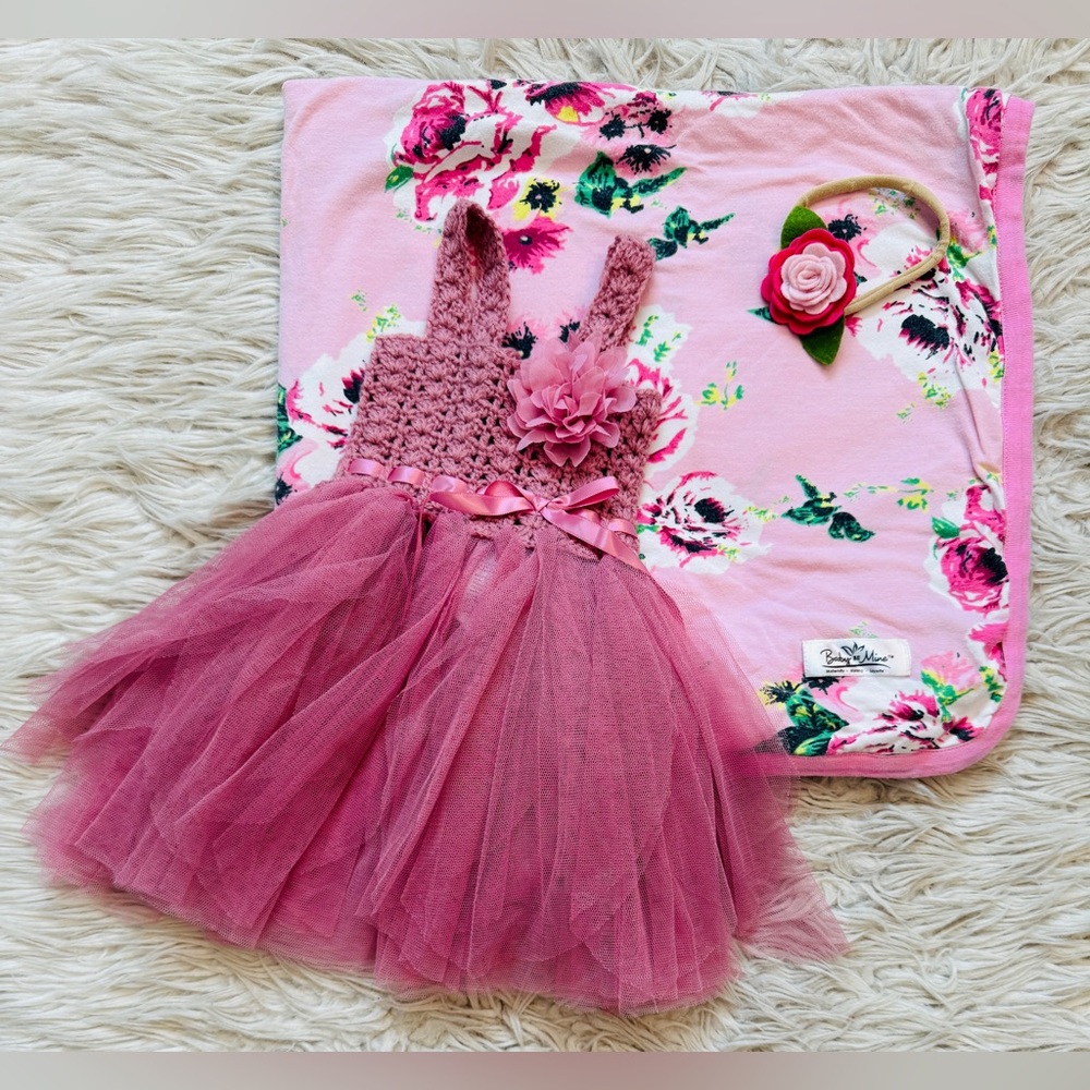 ADORABLE baby girl set includes a dress, blanket and headband!